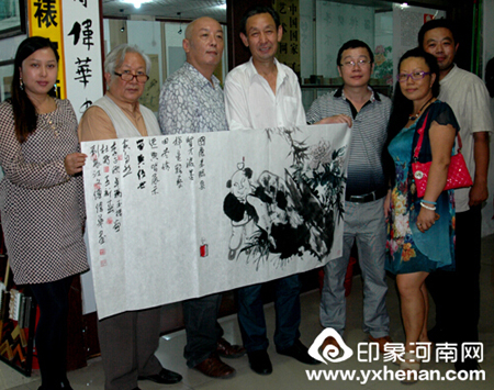 河南艺术家联谊会会长傅伟华先生与艺术家们进行交流切磋